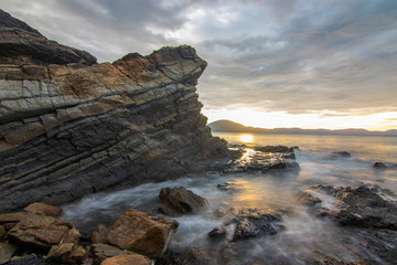 Obraz premium Sea dawn with waves and rocks at nha trang