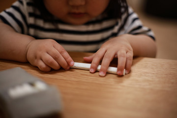 煙草に手を伸ばす赤ちゃん