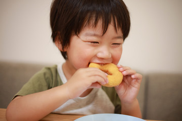 ドーナツを食べる男の子