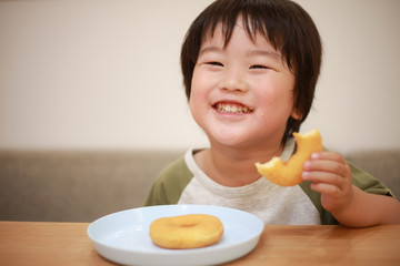 ドーナツを食べる男の子