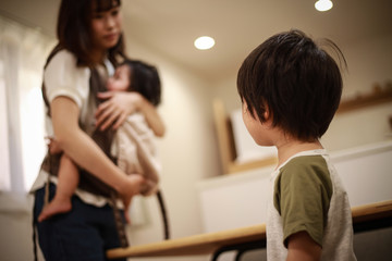 男の子に別れを言う母親