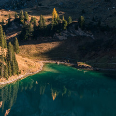 Lac vert émeraude Suisse de haute moyenne montagne entouré de sapins 