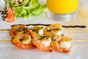 brochettes de crevettes , gaspacho de melon et salade 