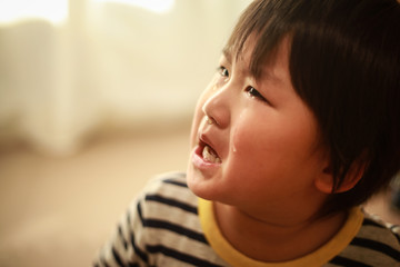 泣く男の子