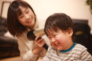 ドライヤーをかける親子