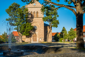 Obraz premium Blick auf die Kirche von Hasselfelde im Harz