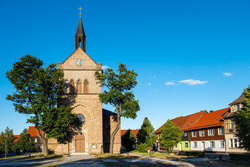 Fototapeta na wymiar Blick auf die Kirche von Hasselfelde im Harz