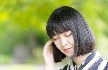 浴衣の女性　うつむく