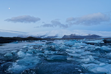 Fototapeta premium Iceland beautiful Jökulsárlón glacier lagoon before sunrise during winter