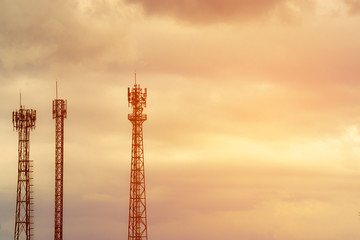 Obraz premium Silhouette signal antenna tower at sunset sky background. Silhouette the mobile communication antennas in evening sky