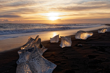 Glitzern chunks of ice during sunrise at Jökulsárlóns beautiful Diamond Beach