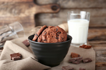 Bowl with tasty chocolate cookies on table