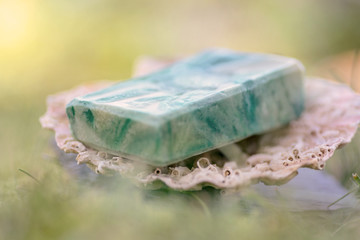 Handgemachte Seife auf großer Muschel, schönes Beauty Bild für den Spa Bereich