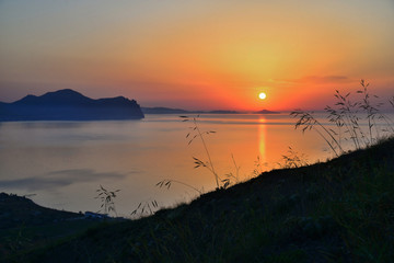 Obraz premium Sunrise on the mountain coast