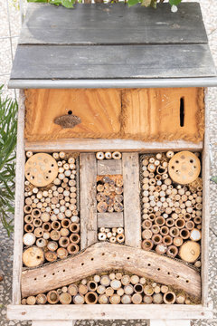 H&ocirc;tel &agrave; insecte avec toit en tole et diff&eacute;rents compartiments
