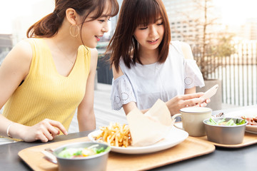 外のテラスでランチを楽しむ女性達