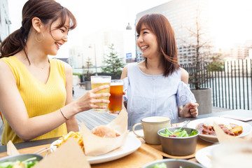 楽しそうに乾杯する女性達