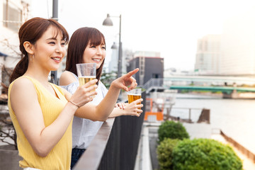 楽しそうにお酒を飲む女性達