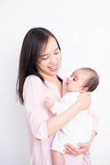 赤ちゃんを抱いた女性