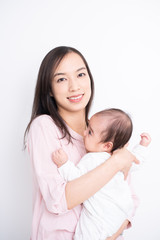 赤ちゃんを抱いた女性