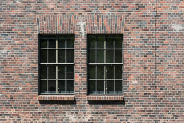 Klinkerfassade mit Gitterfenstern in Heilbronn