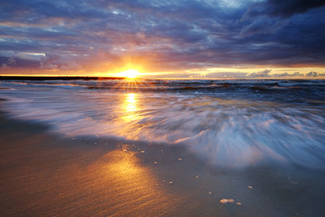 Fototapeta Zachód słońca na wybrzeżu Morza Bałtyckiego,Kołobrzeg,Polska. obraz