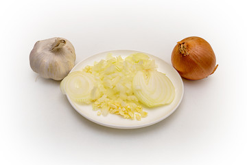 Eine Knoblauchzwiebel und eine Gemüsezwiebel, ganz und zerkleinert