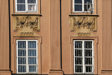 Obraz premium Window decoration of buildings in the old town.