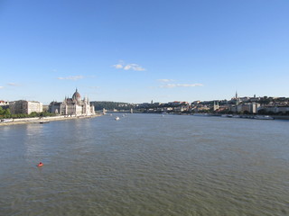 The Danube with Orsz&aacute;gh&aacute;z (Hungarian Parliament) and Sz&eacute;chenyi L&aacute;nch&iacute;d in Budapest, Hungary