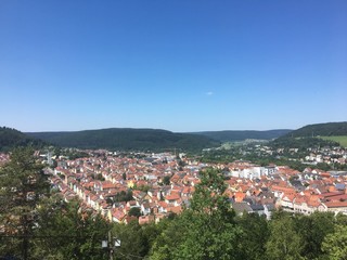 Fototapeta premium Stadt tuttlingen vom Berg Honberg in Deutschland im sommer