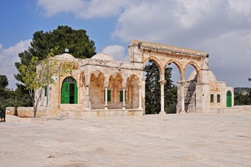 Fototapeta na wymiar A view from the courtyard of Al-Aqsa Mosque in Jerusalem
