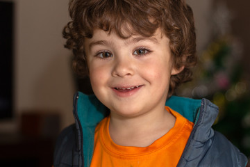 retrato niño sonriente con camiseta naranja