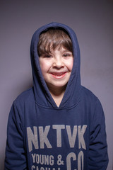 Retrato de niño sonriente con jersey