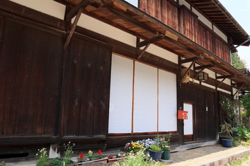 白い障子戸が美しい日本の古民家