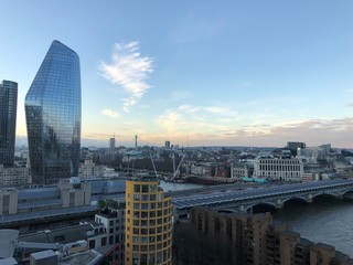 Obraz premium Panoramic aerial view at sunset across the City of London and the Thames river 