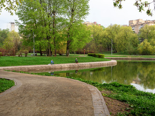 In the city Park on the lake fishermen catch fish