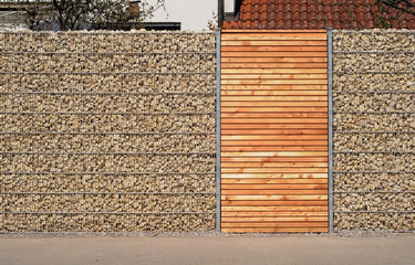 Gabionenwand Sichtschutz mit Holztür