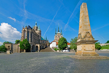 Fototapeta na wymiar Domplatz mit Erfurter Dom und Severikirche in Erfurt, Thüringen, Deutschland 