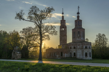 Naklejka premium Old ruined Church of the 18th century in the village of Kolentsy, Russia in the evening.
