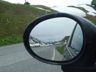 strasse und berge im seitenspiegel des autos