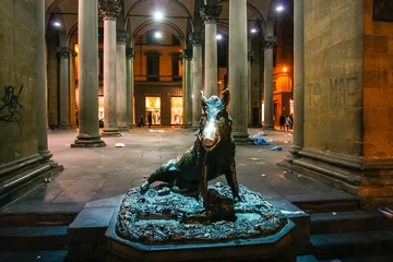 Foto op Canvas Il Porcellino - bronze fountain of a boar near Mercato del Porcellino market in Florence, Tuscany, Italy. April 2012   sculptor Pietro Tacca.  © vlamus