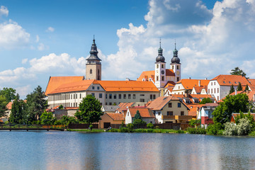 Obraz premium View of Telc across pond with reflections, Unesco world heritage site, South Moravia, Czech Republic.
