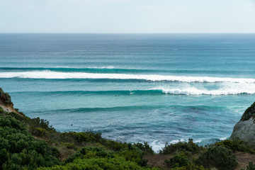 Surfer an der Küste vor der Great Ocean Road reiten Wellen