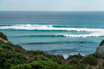 Surfer an der Küste vor der Great Ocean Road reiten Wellen