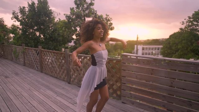 Danseuse de salsa cubaine au coucher de soleil