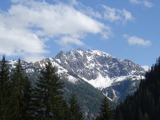 schneebedeckte berge im lechtal