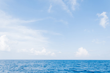 Obraz premium Calm Sea and Blue Sky Background in Maldives