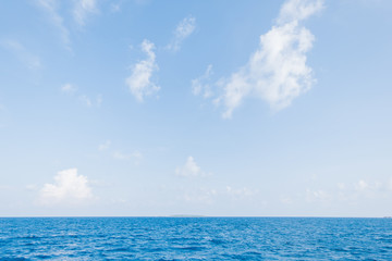 Obraz premium Calm Sea and Blue Sky Background in Maldives