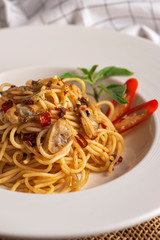 Spaghetti with shellfish served in a white dish