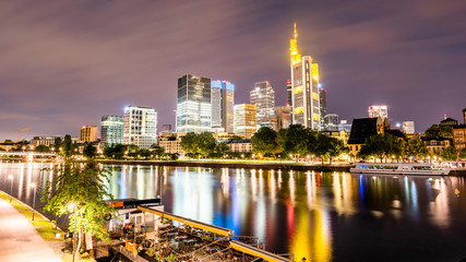 Obraz premium Skyline of Frankfurt with the river Main at night